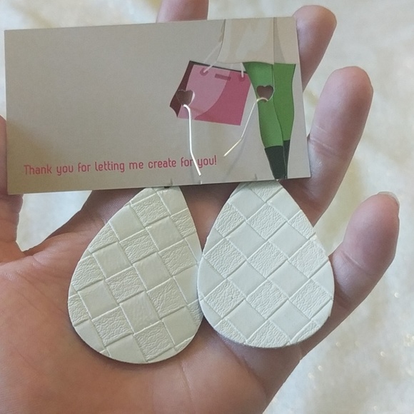 Faux leather earrings white - Picture 2 of 2